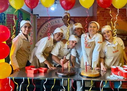 Equipo de Hamburdog cocinando
